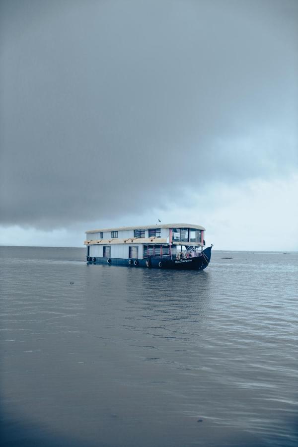 Harmony Houseboats Hotel Alappuzha Exterior photo